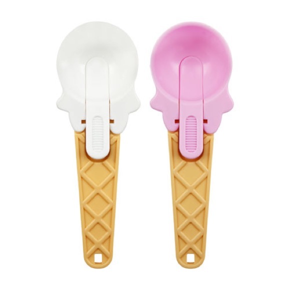 Novelty Plastic Vanilla White Ice Cream Scooper - Picture 2 of 2